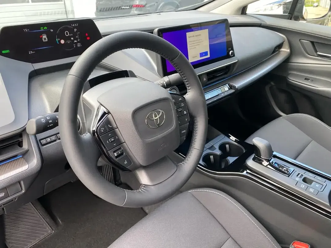 Toyota Prius PHEV - Thumbnail 11