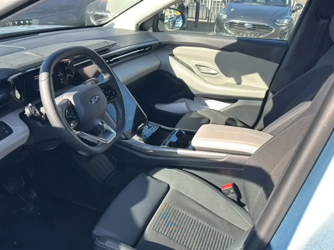 Ford Explorer - Thumbnail 13
