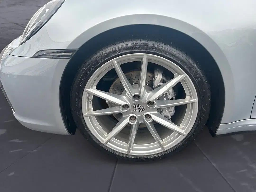 Porsche 911 Carrera 4 - Thumbnail 5