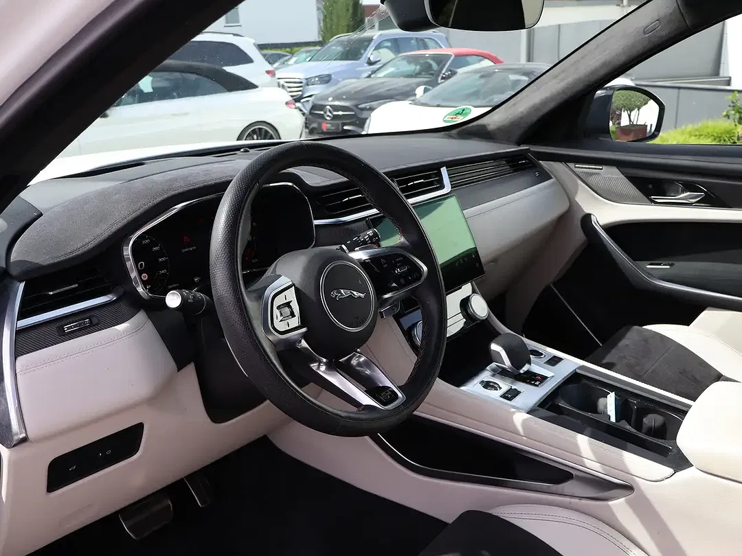 Jaguar F-Pace P550 4x4 SVR - Thumbnail 10