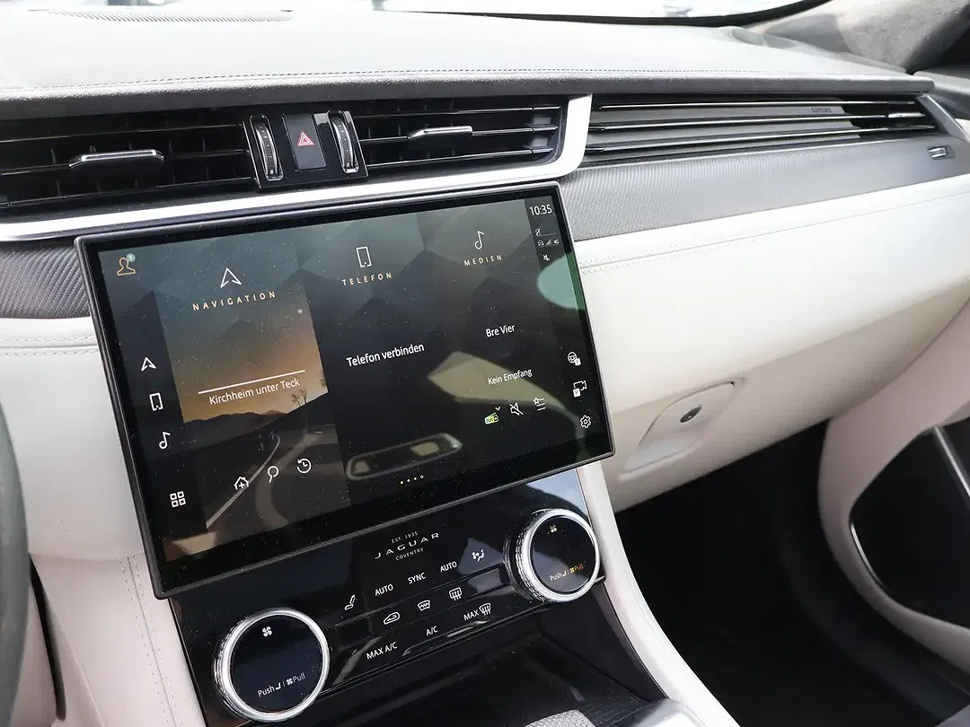 Jaguar F-Pace P550 4x4 SVR - Thumbnail 12