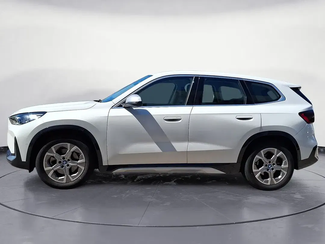 BMW iX1 xDrive - Thumbnail 3