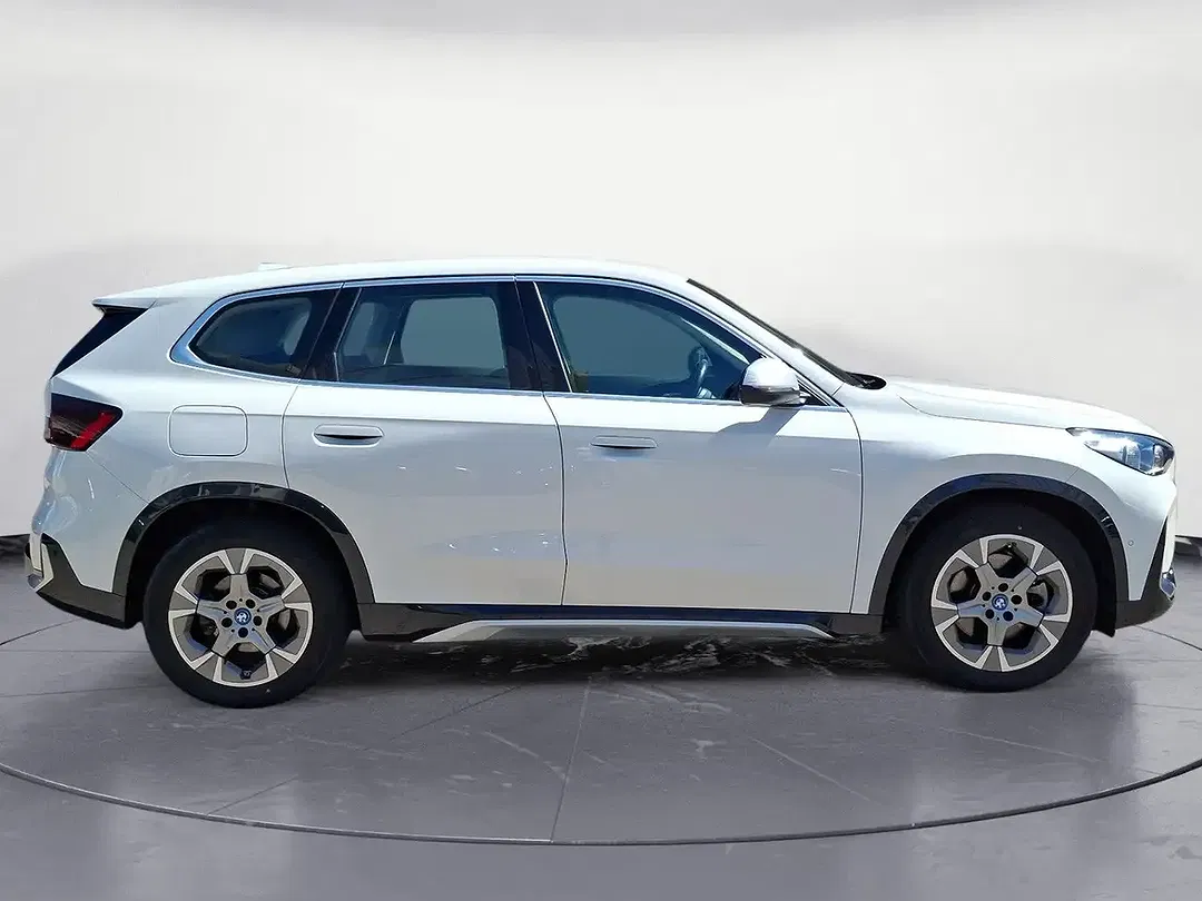 BMW iX1 xDrive - Thumbnail 6