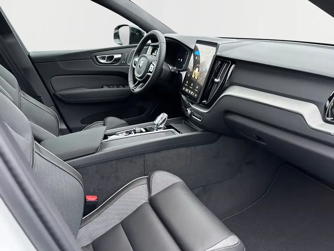 Volvo XC60 B5 AWD Plus Black Edition - Thumbnail 3