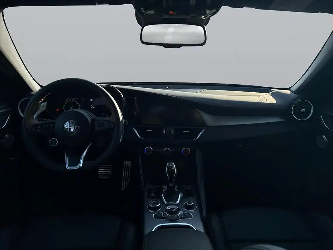Alfa Romeo Giulia Q4 Intensa - Thumbnail 9