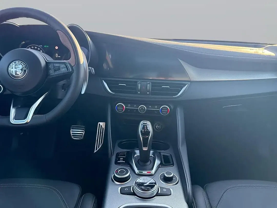 Alfa Romeo Giulia Q4 Intensa - Thumbnail 11