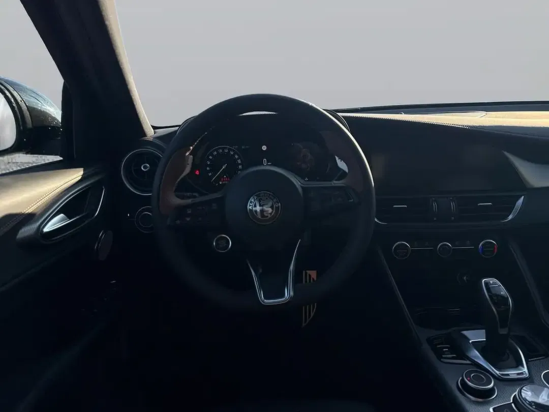Alfa Romeo Giulia Q4 Intensa - Thumbnail 12