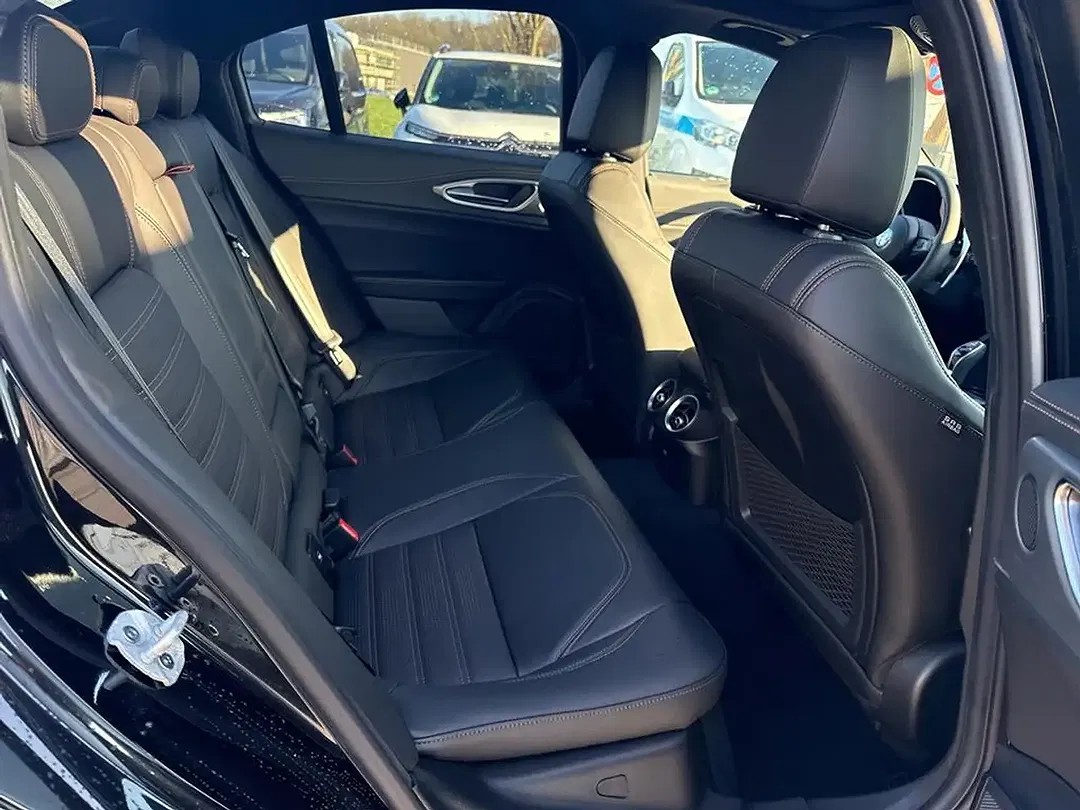 Alfa Romeo Giulia Q4 Intensa - foto 13