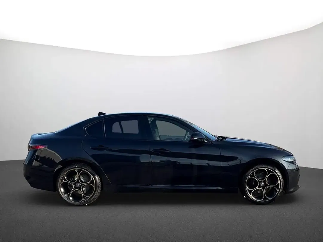 Alfa Romeo Giulia Q4 Intensa - Thumbnail 4