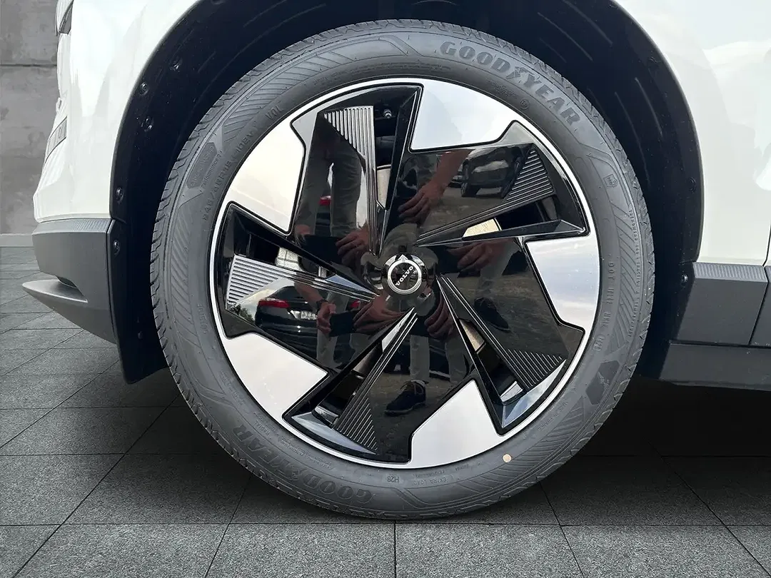 Volvo EX30 Extended Range Plus - Thumbnail 7