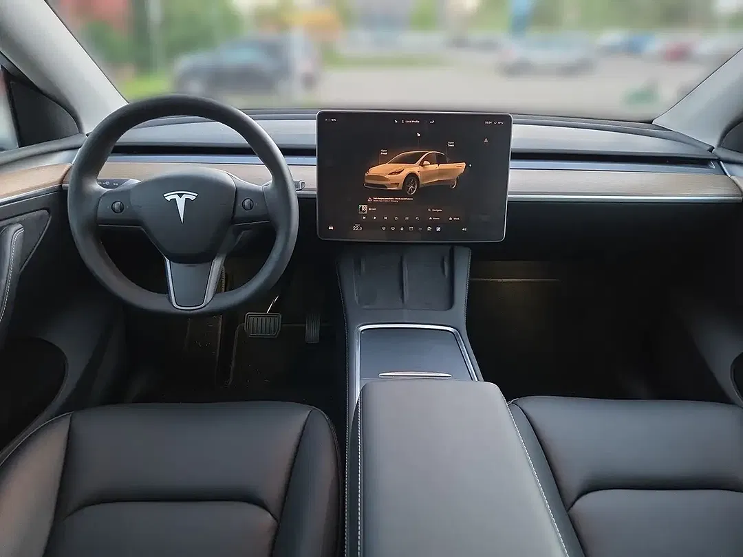Tesla Model Y Dual Motor Long Range - Thumbnail 6