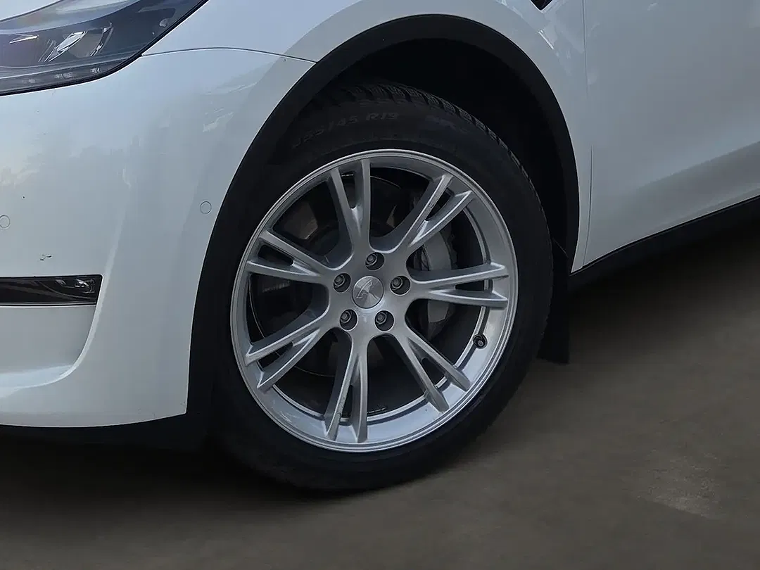 Tesla Model Y Dual Motor Long Range - Thumbnail 4