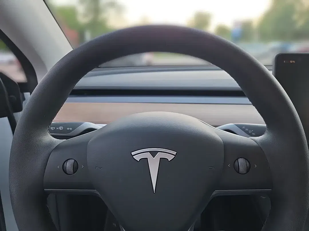 Tesla Model Y Dual Motor Long Range - Thumbnail 5