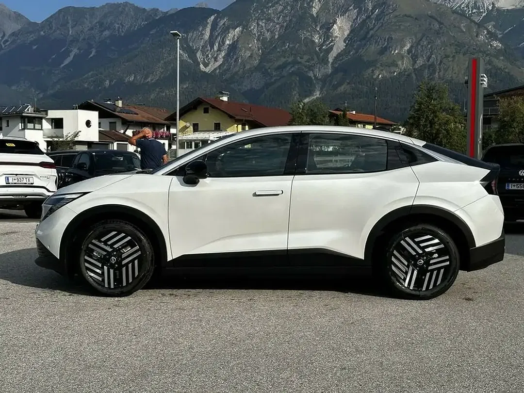 Nissan Leaf - Thumbnail 3
