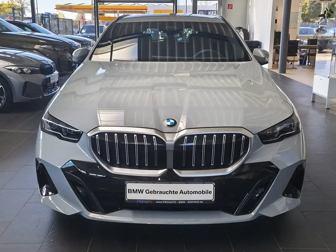 BMW 520 xDrive Touring M Sport - Thumbnail 2