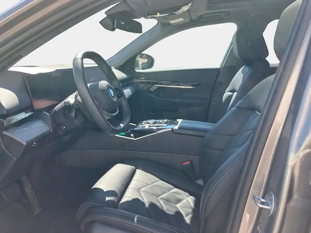 BMW i5 - Thumbnail 8
