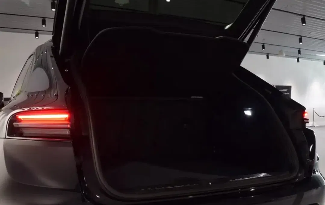 Porsche Macan EV 4 - Thumbnail 9
