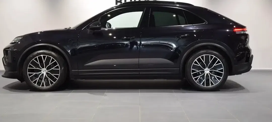 Porsche Macan EV 4 - Thumbnail 3