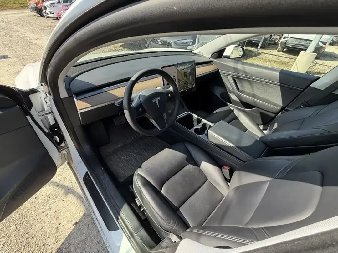 Tesla Model 3 Standard Range Plus - Thumbnail 6