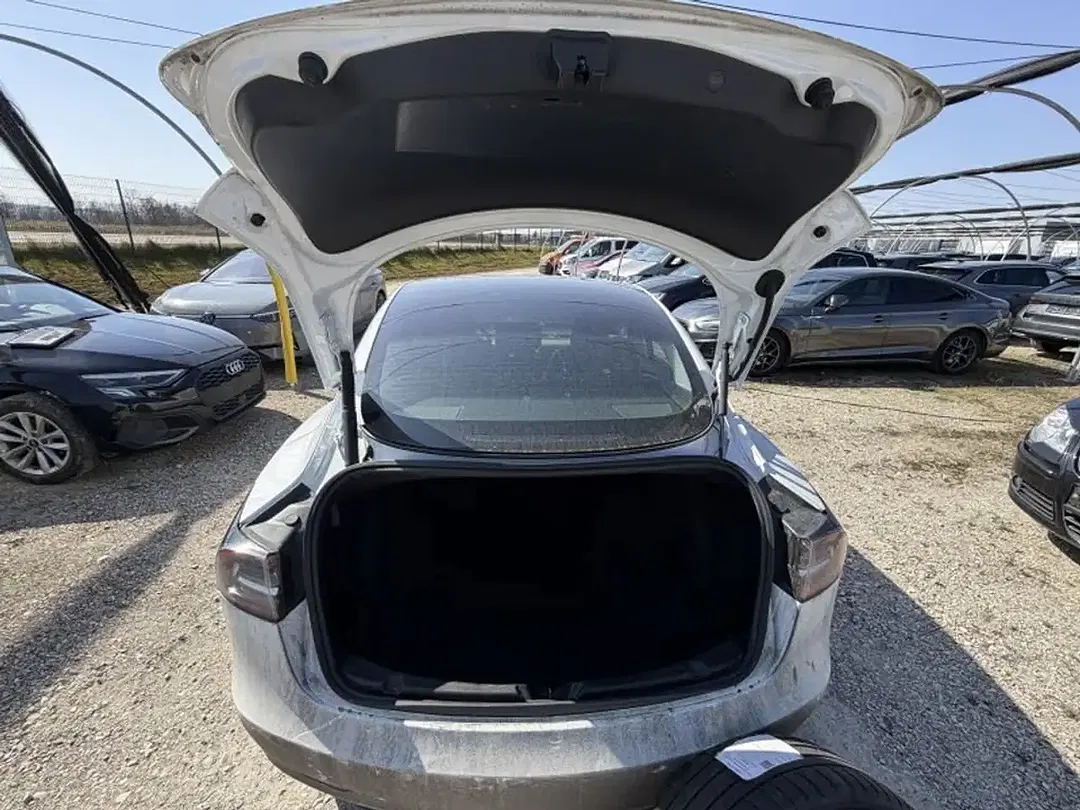 Tesla Model 3 Standard Range Plus - Thumbnail 9