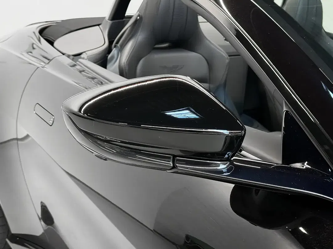 Aston Martin Vantage Roadster - Thumbnail 9