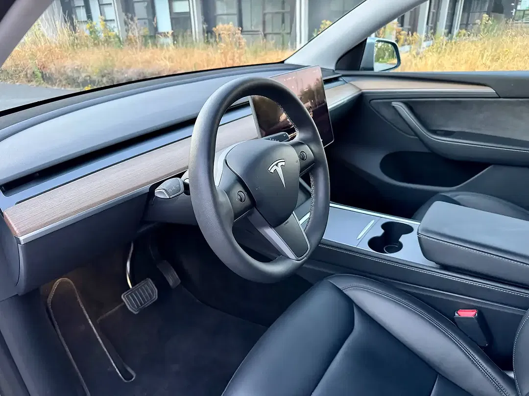 Tesla Model Y Dual Motor Long Range - Thumbnail 11