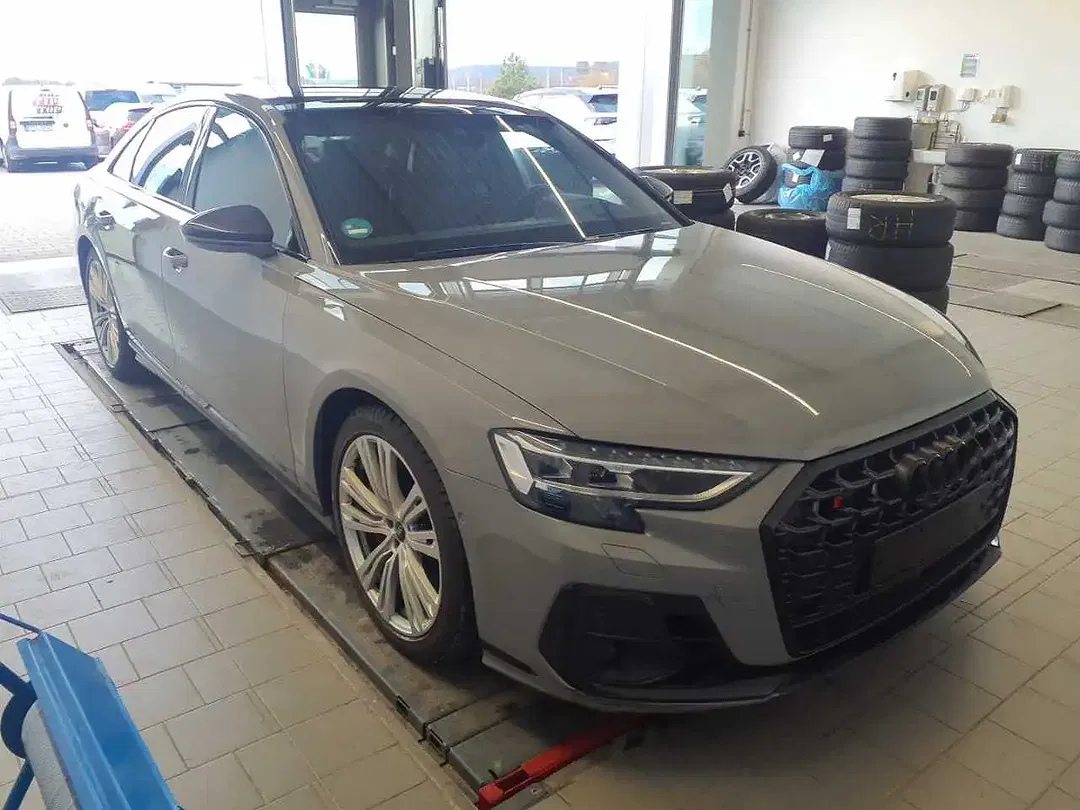 Audi S8 - Thumbnail 3