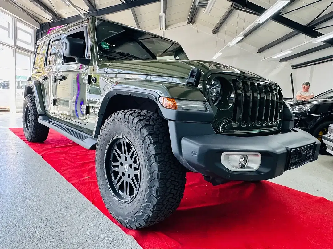 Jeep Wrangler Unlimited Sahara - Thumbnail 4