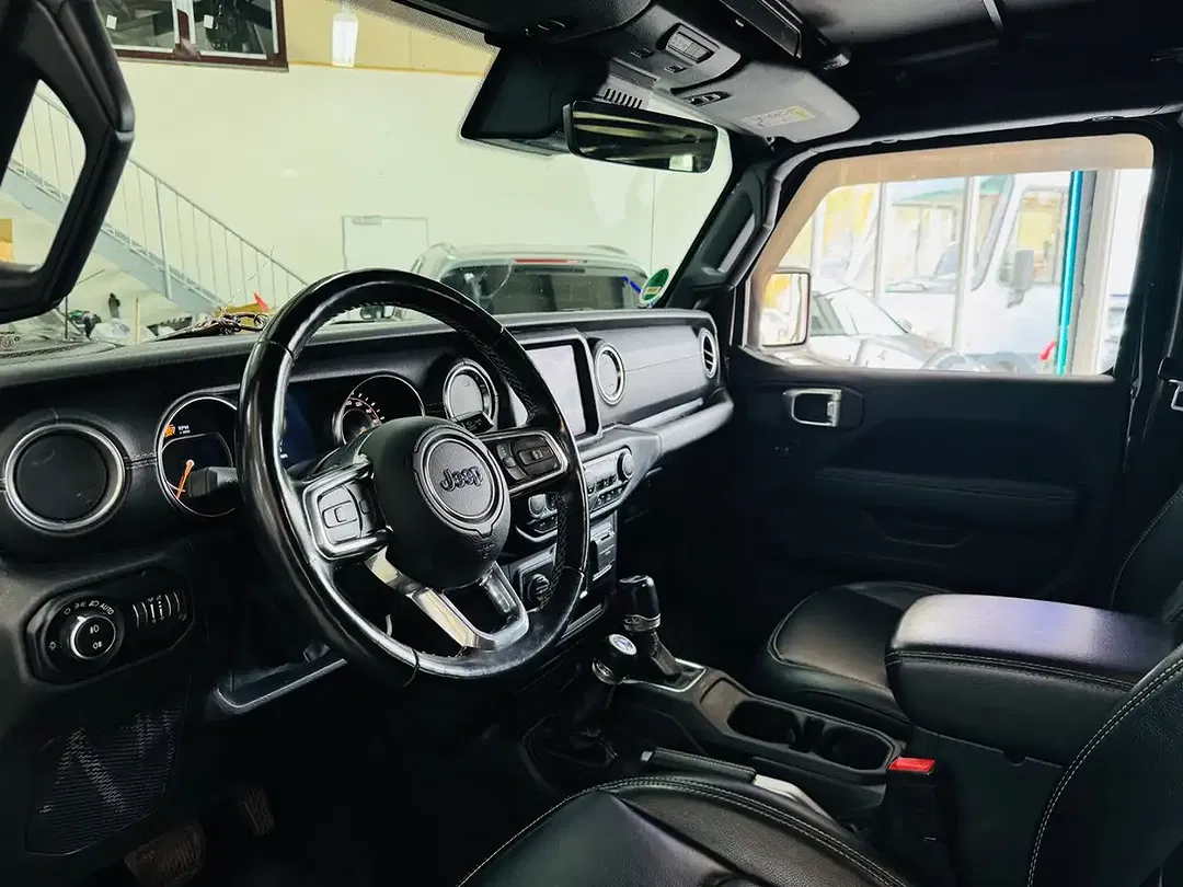 Jeep Wrangler Unlimited Sahara - Thumbnail 6