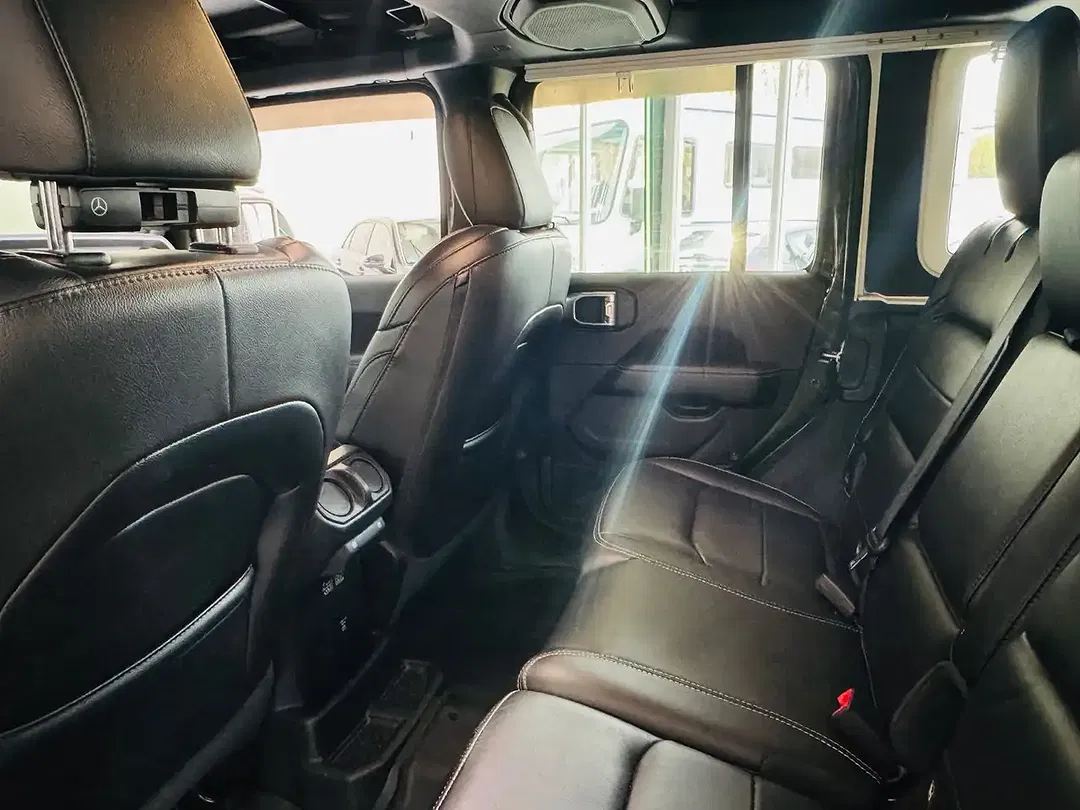 Jeep Wrangler Unlimited Sahara - Thumbnail 8