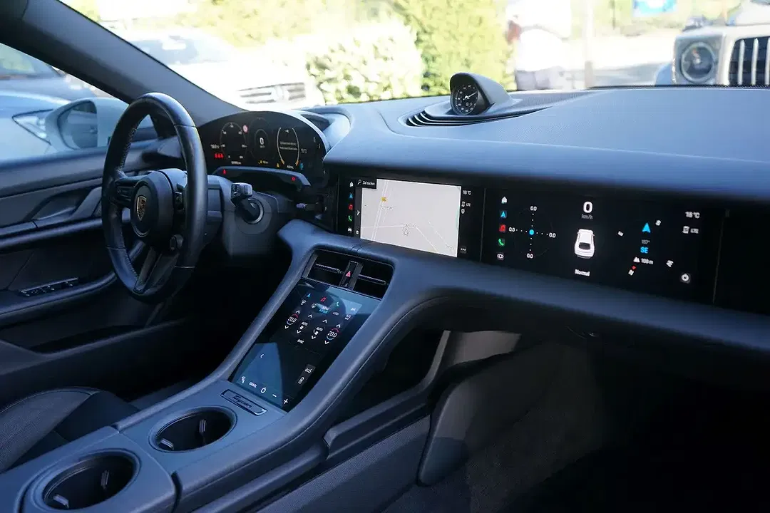 Porsche Taycan 4 Cross Turismo - Thumbnail 9