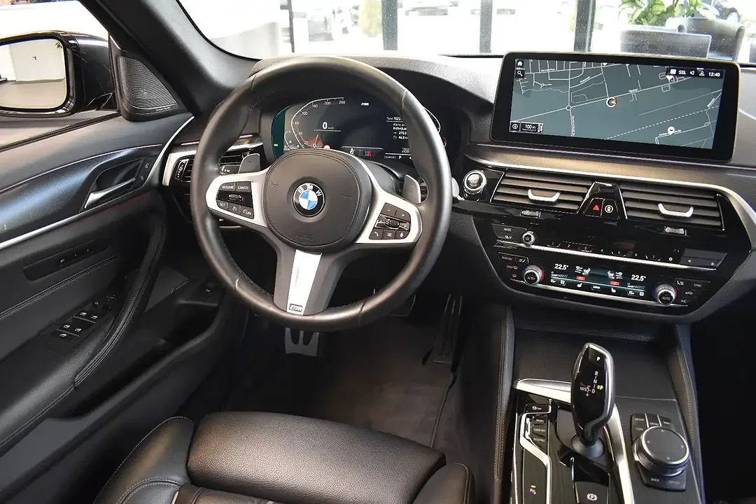 BMW 520 xDrive Touring M Sport - Thumbnail 10