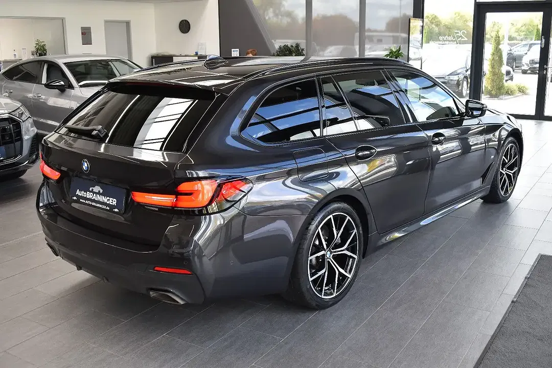 BMW 520 xDrive Touring M Sport - Thumbnail 2