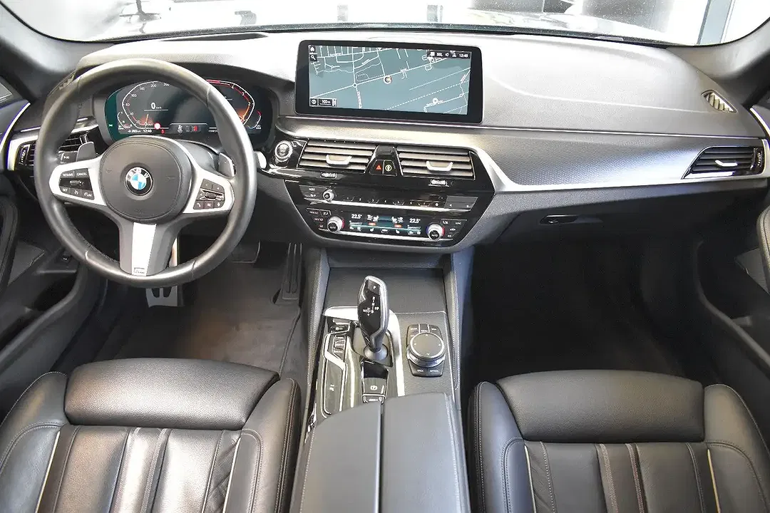 BMW 520 xDrive Touring M Sport - Thumbnail 3
