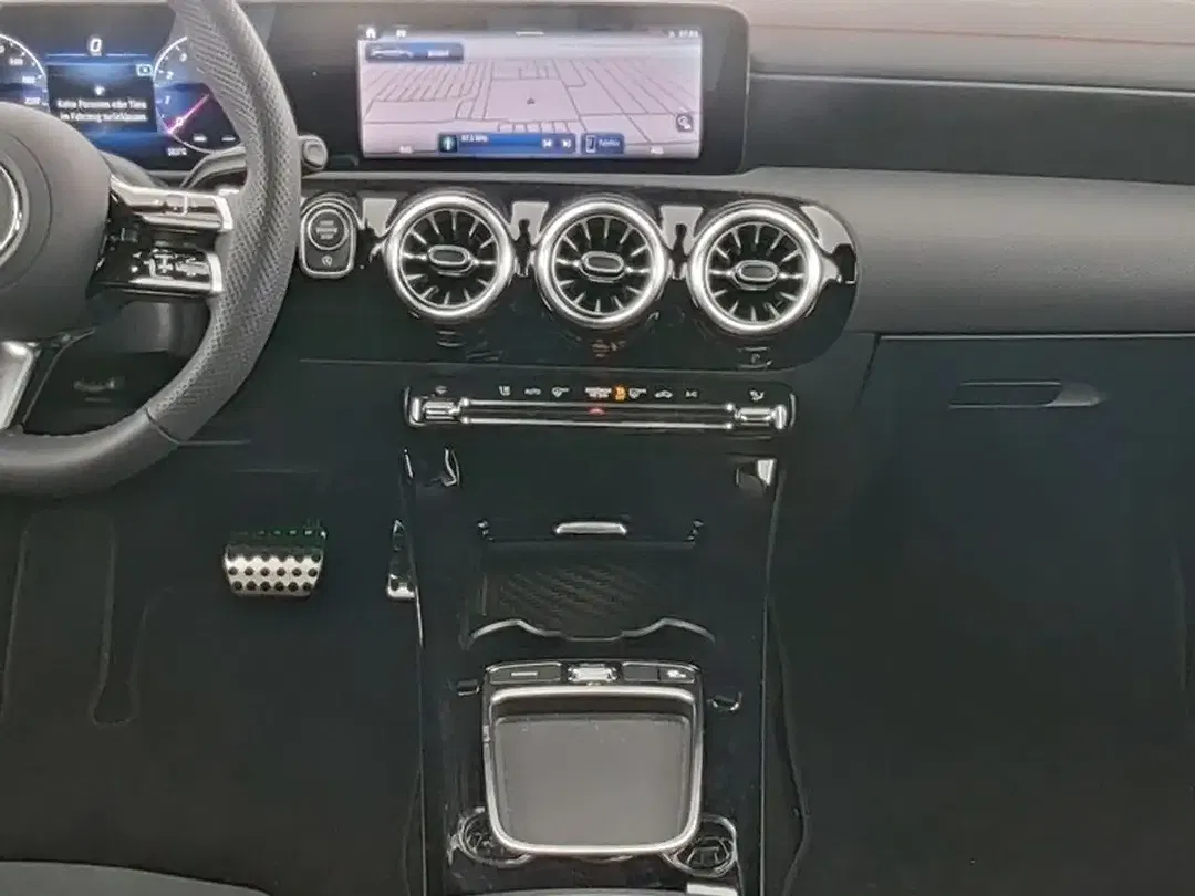 Mercedes-Benz CLA 180 AMG Line - Thumbnail 4