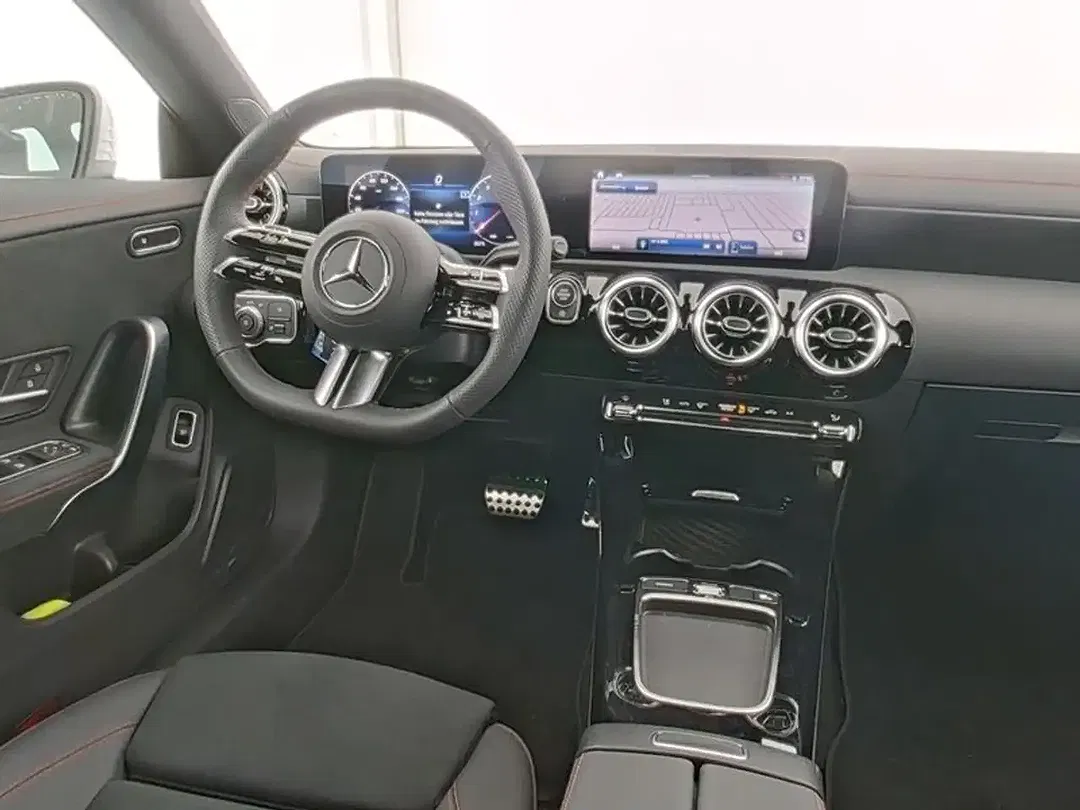 Mercedes-Benz CLA 180 AMG Line - Thumbnail 5