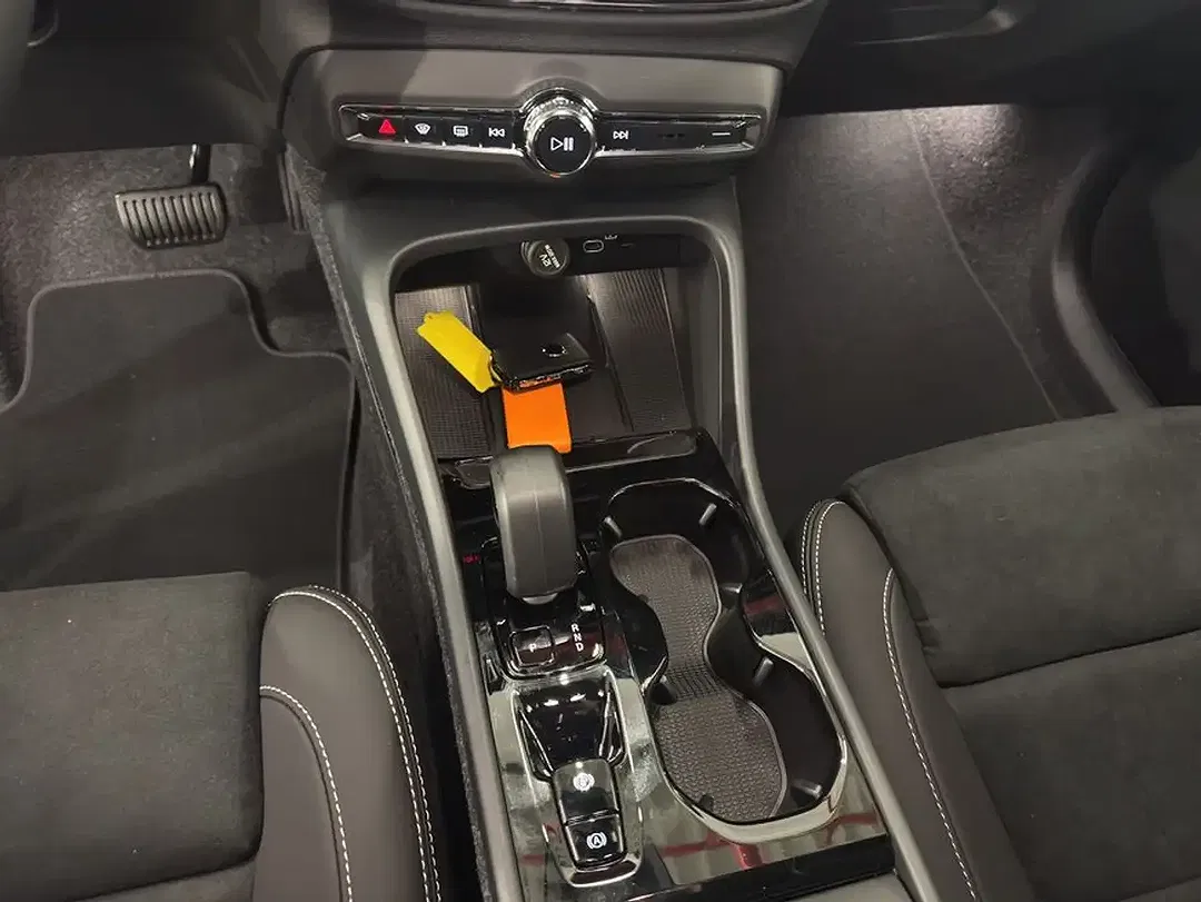 Volvo XC40 B4 Plus Black Edition - Thumbnail 12