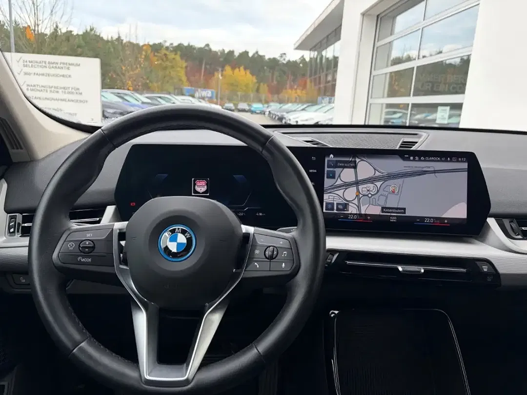 BMW iX1 xDrive - Thumbnail 6