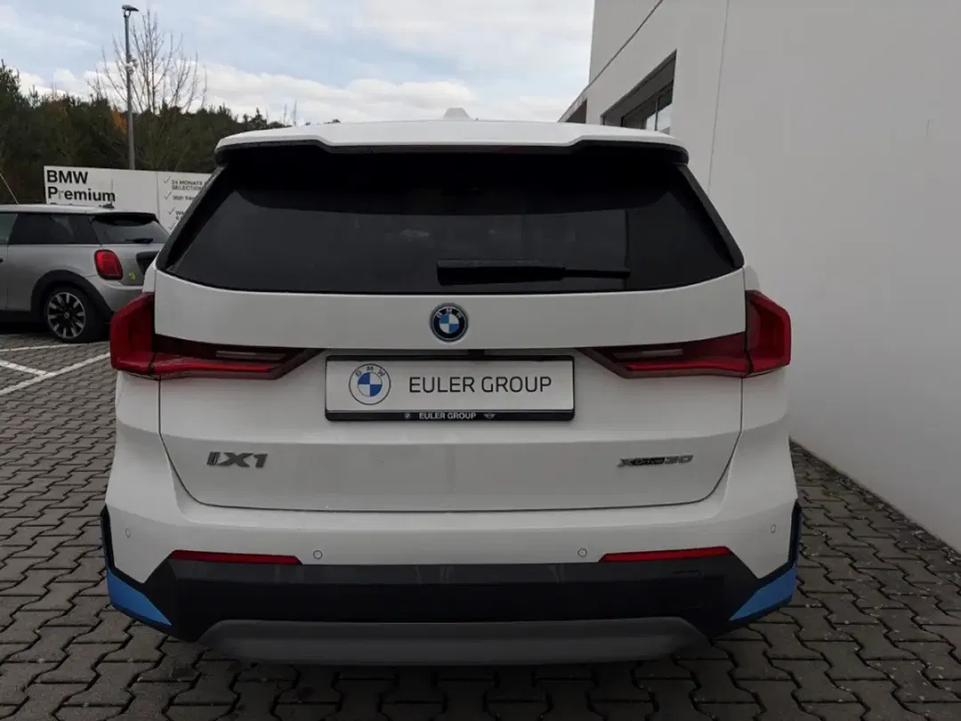 BMW iX1 xDrive - Thumbnail 4
