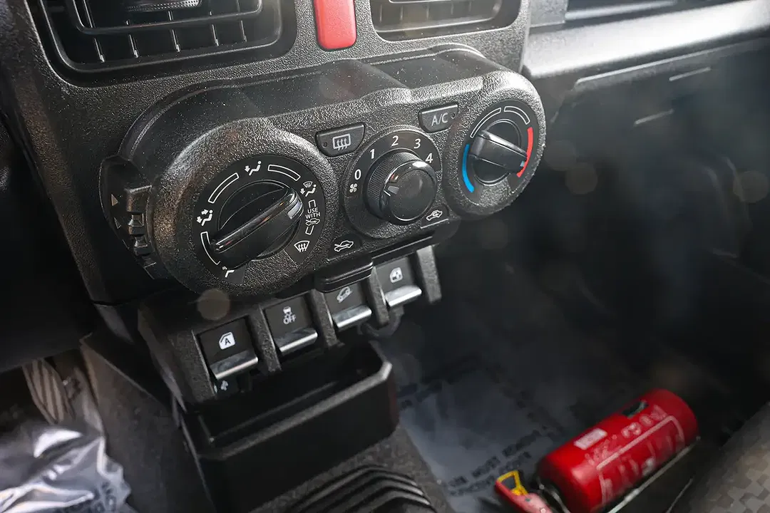 Suzuki Jimny - Thumbnail 12