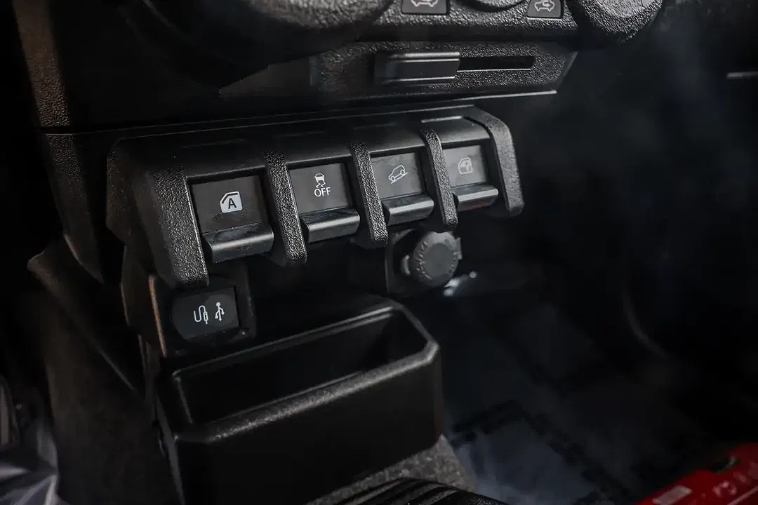 Suzuki Jimny - Thumbnail 16