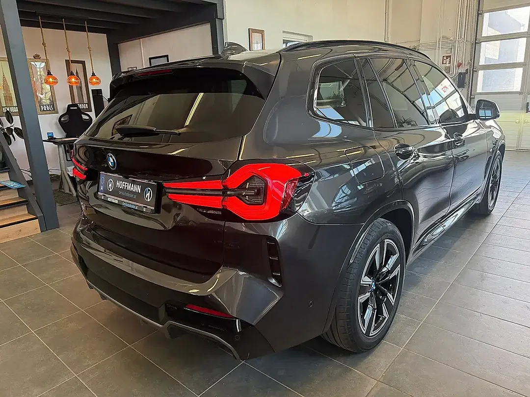 BMW iX3 M M Sport Pro - Thumbnail 3