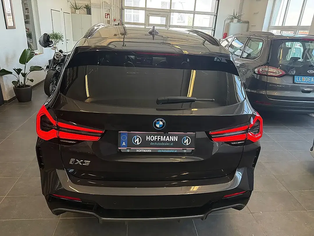 BMW iX3 M M Sport Pro - Thumbnail 4