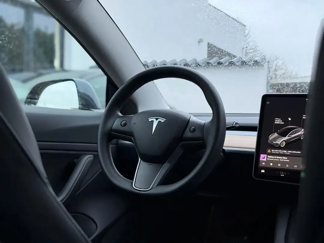 Tesla Model 3 AWD Long Range - Thumbnail 10