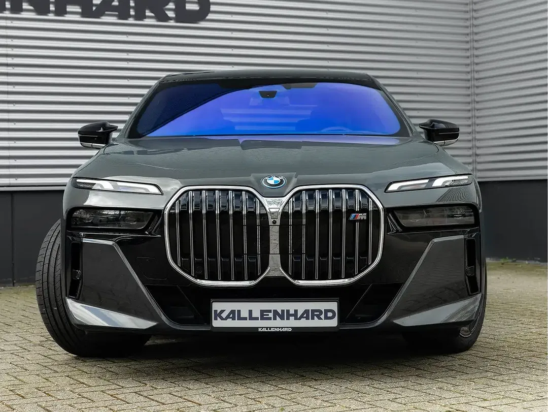 BMW i7 xDrive Executive Pro - Thumbnail 3