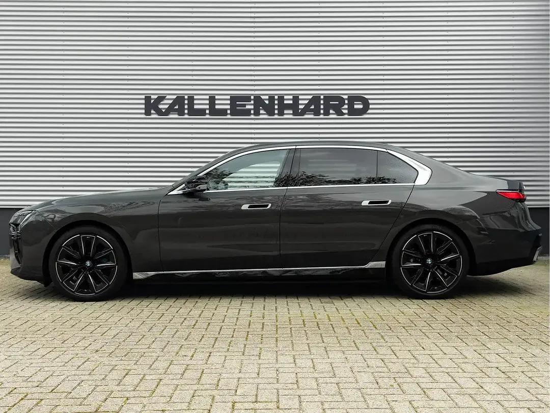 BMW i7 xDrive Executive Pro - Thumbnail 4