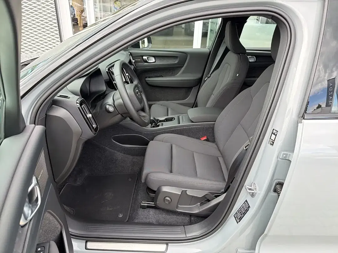 Volvo EX40 Single Motor Extended Range Plus Black Edition - Thumbnail 10