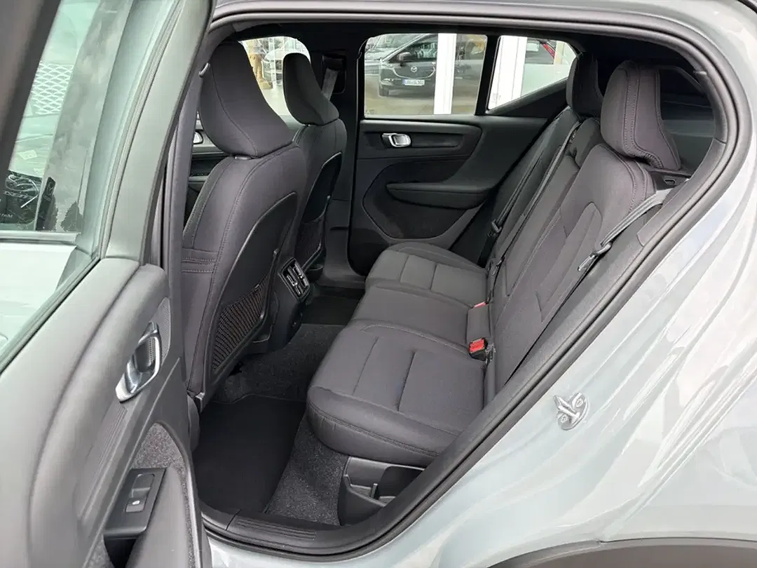 Volvo EX40 Single Motor Extended Range Plus Black Edition - Thumbnail 13