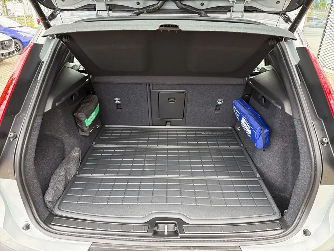 Volvo EX40 Single Motor Extended Range Plus Black Edition - Thumbnail 14