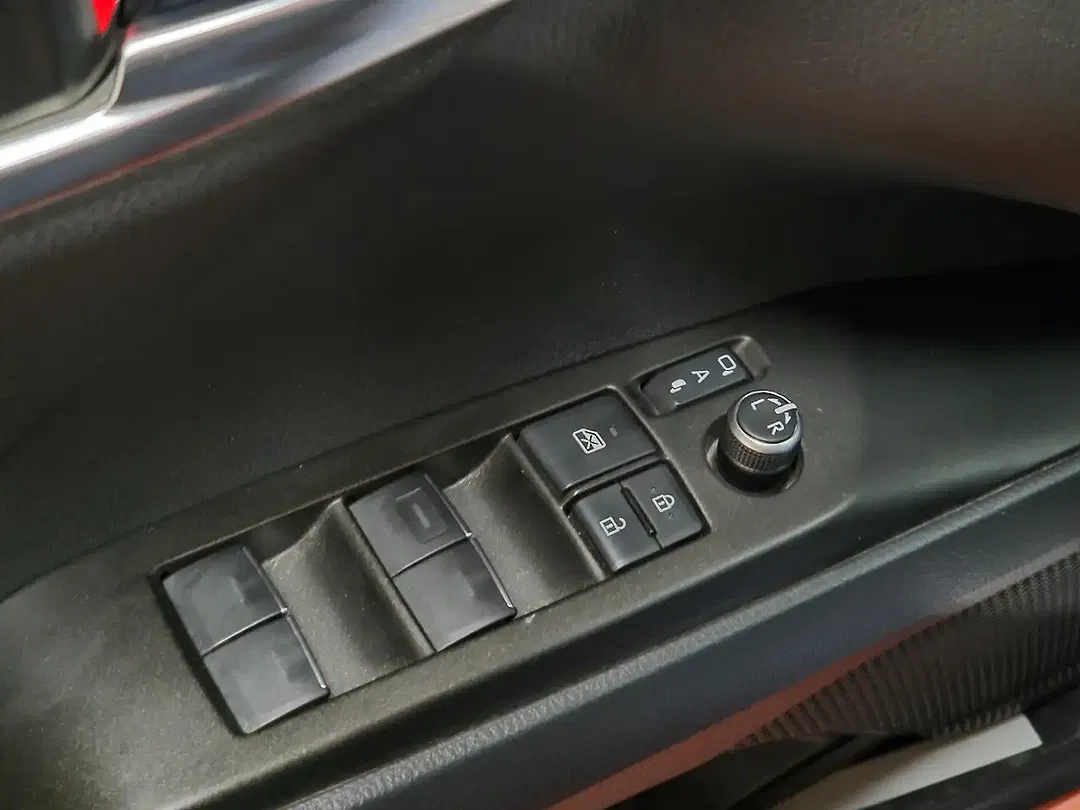 Toyota Camry Hybrid Premium Plus - Thumbnail 13